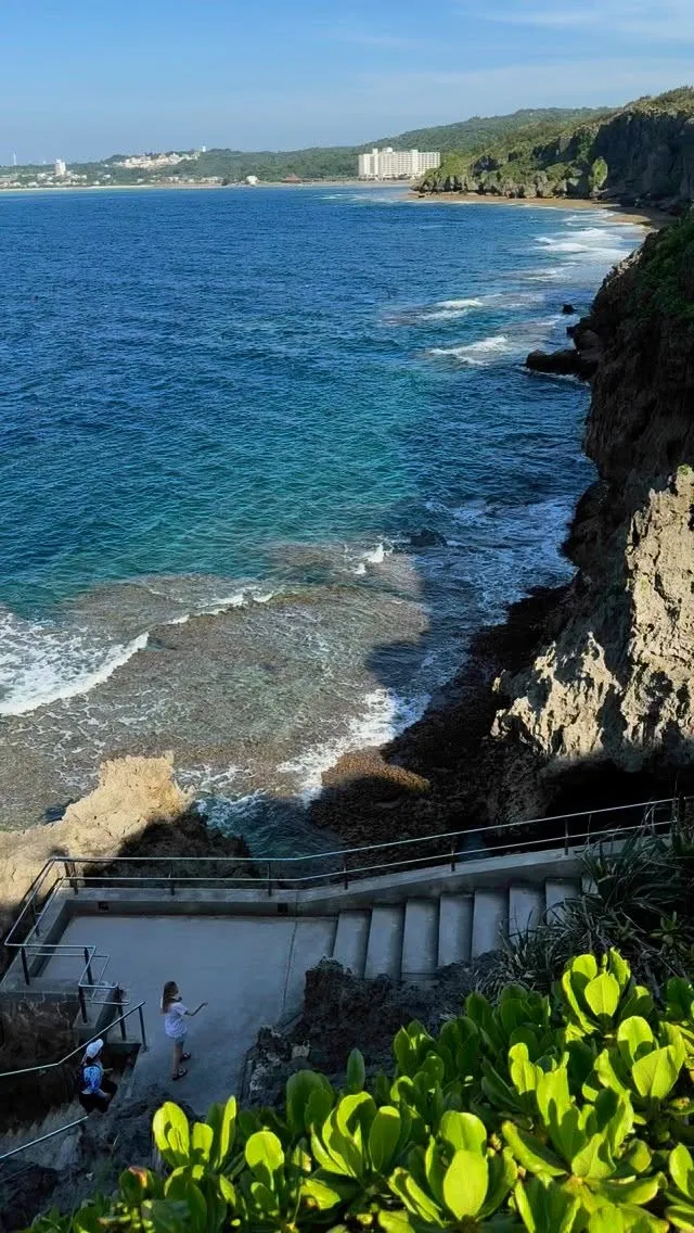 真栄田岬に行ったら波のうねりがあるからと