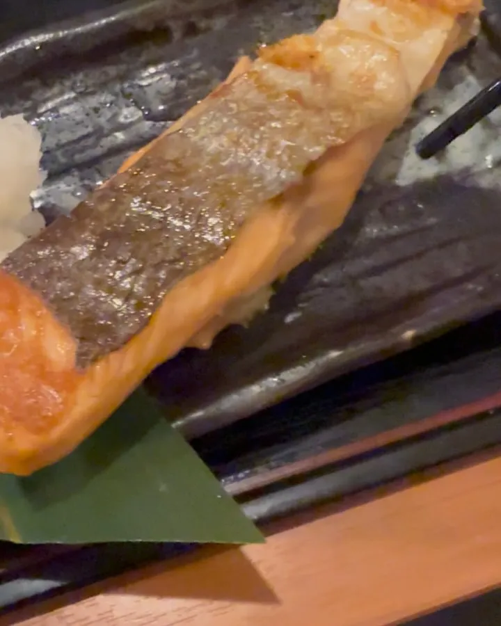 焼鮭が炭火でふっくら焼き上がるので