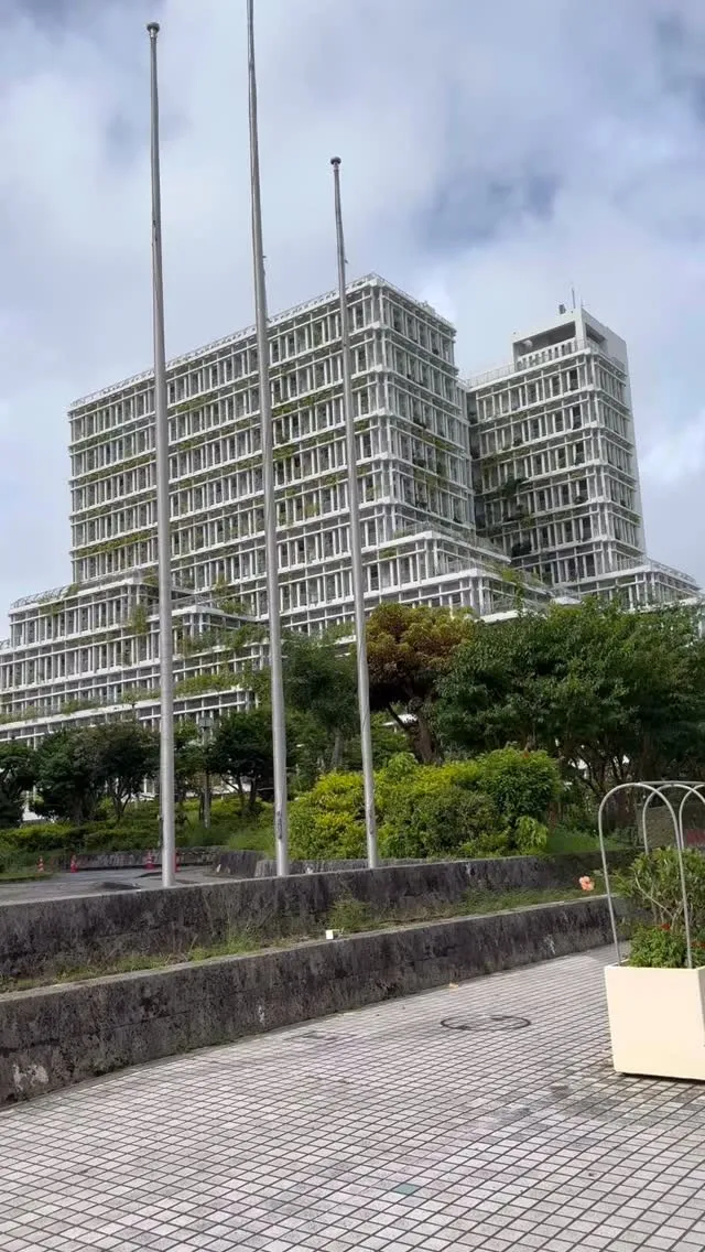 沖縄の市役所はオシャレな建物が多いですが